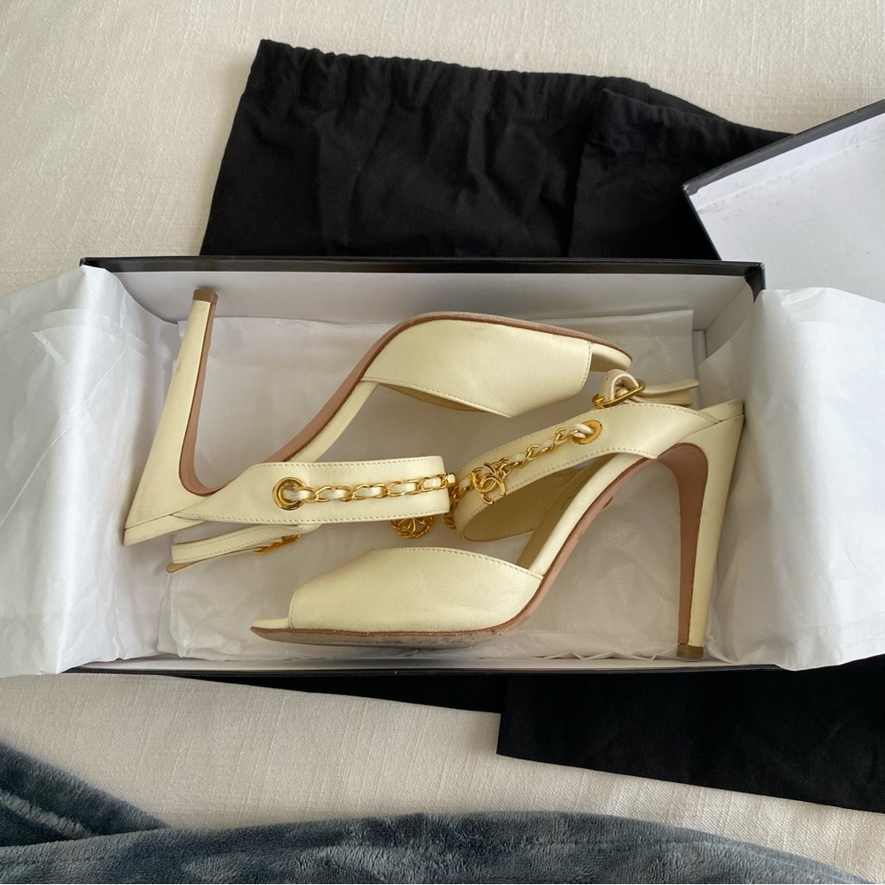 CHANEL Cream Peep-Toe Heels with Gold Chain - Picture 13 of 16